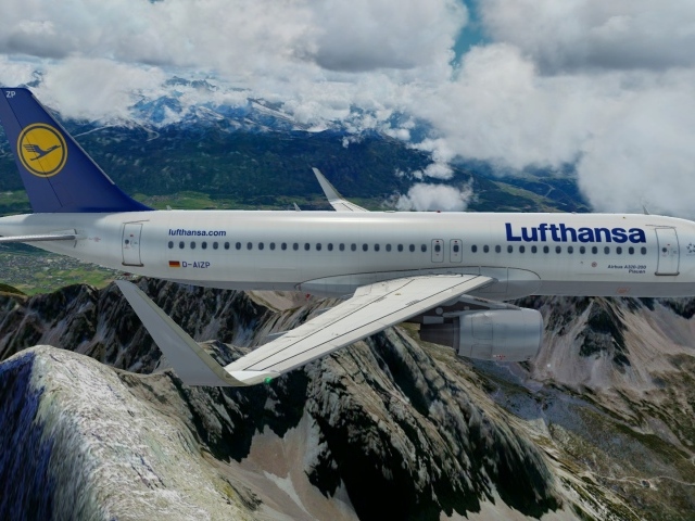 Airbus A320 авиакомпании Lufthansa полет над горами 