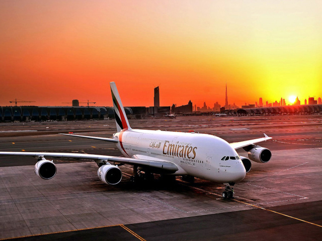 Airbus A380 авиакомпании Emirates на фоне заката