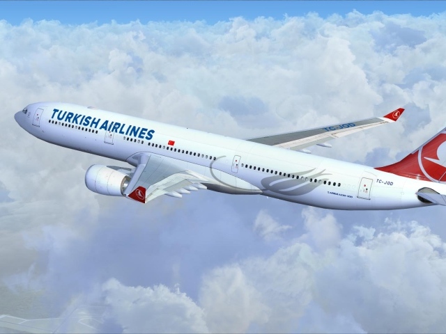Airbus A330 авиакомпании Turkish Airlines летит над белыми облаками