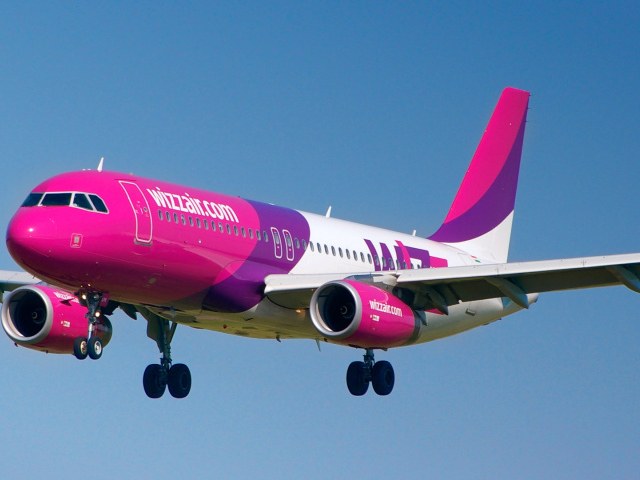 Самолет Airbus авиакомпании Wizz Air посадка  в лондонском аэропорту  