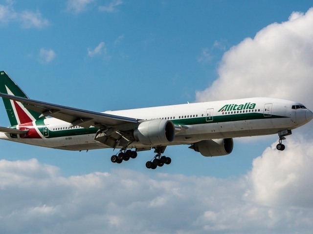 Авиалайнер Boeing 777 авиакомпании Alitalia идет на посадку 
