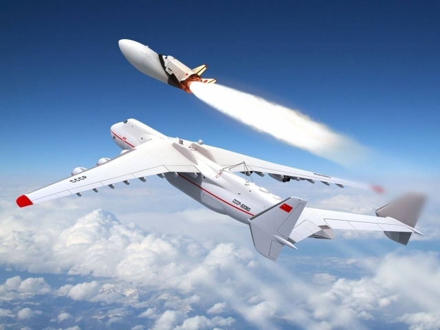 Самолет Ан - 225 Мрия выпускает ракету носитель Буран 