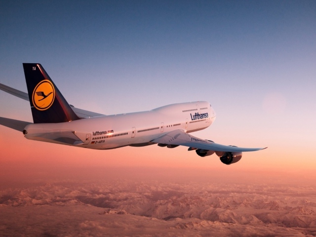 Boeing 747 авиакомпании Lufthansa в небе