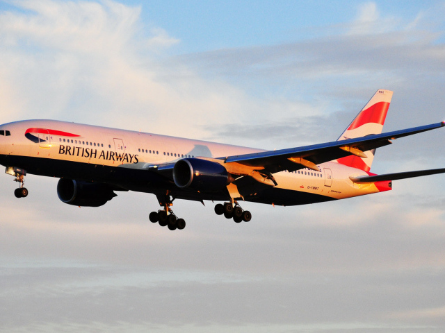 Boeing 777 авиакомпании British Airways летит на рассвете 