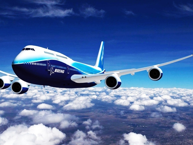 Boeing пролетает над белыми облаками 