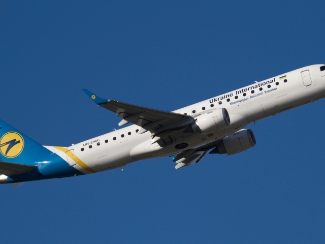Embraer украинских авиалиний на взлете 