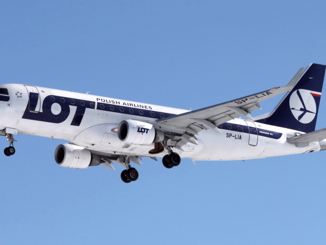 Пассажирский самолет Embraer 175  LOT польских авиалиний 