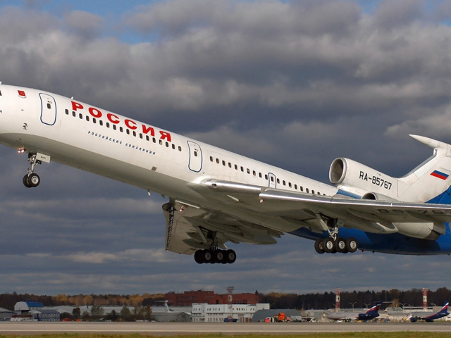 Взлет самолета ТУ-154 российских авиалиний 