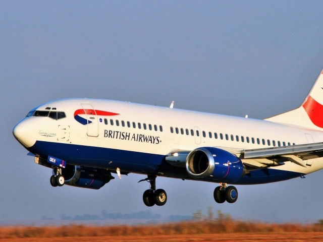 Самолет Boeing 777 авиакомпании British Airways готовится убрать шасси 