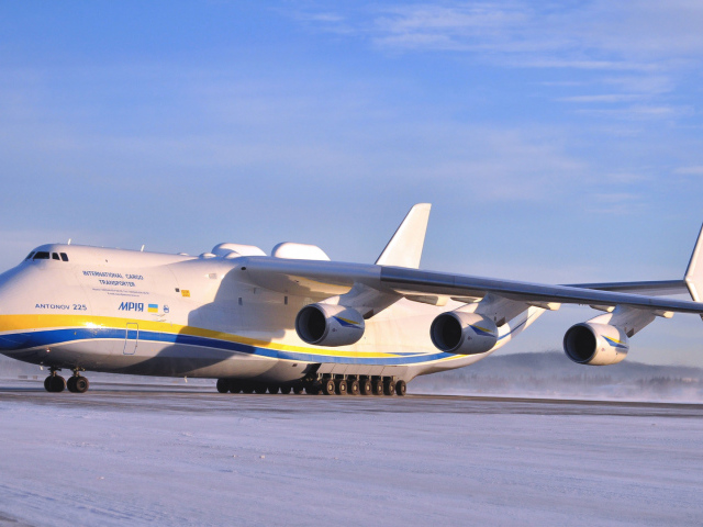 Самый большой самолет Ан-225 Мрия на взлетной  полосе зимой 