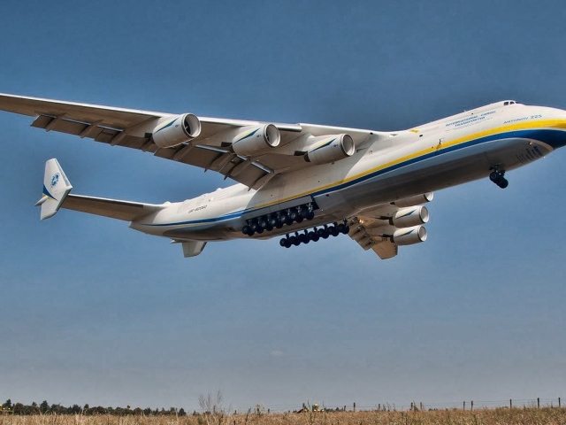 Самый большой самолет Ан-225 Мрия взлетает 