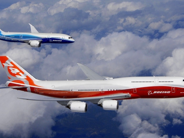 Два пассажирских самолета Боинг 747 в небе бело-синий и бело-красный