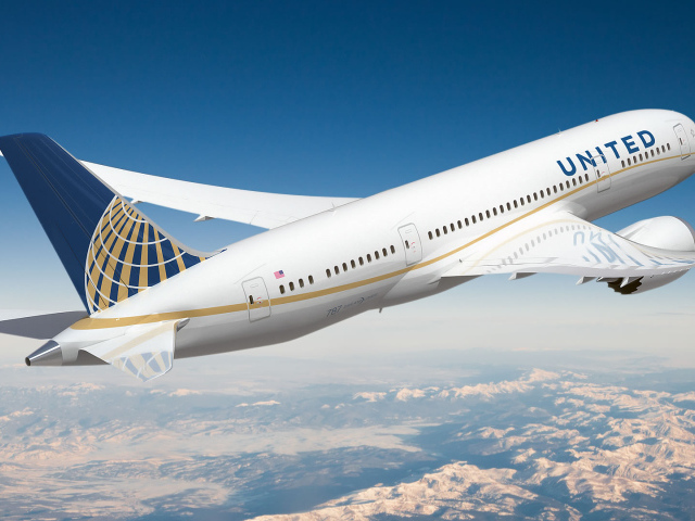 Пассажирский самолет авиакомпании United Airlines 