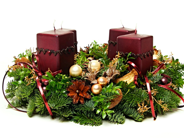 Бордовые свечи с рождественским венком на Рождество