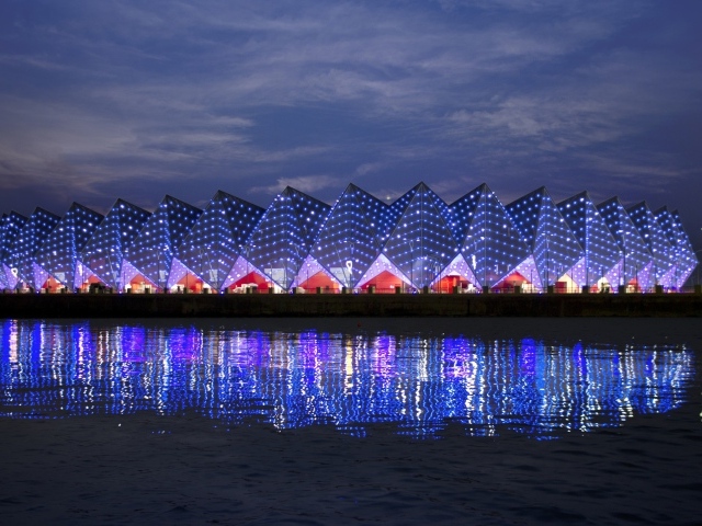 Бакинский кристальный зал отражается в воде  