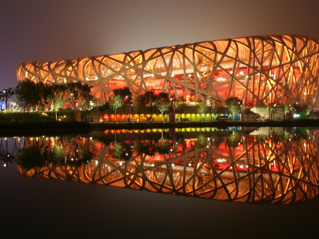 Пекинский национальный стадион отражается в воде, КНР 