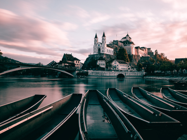 Лодки на берегу на фоне монастыря 