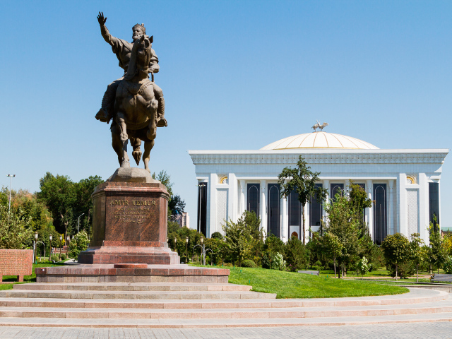 Центральный  парк Ташкента памятник Амиру Тимуру  