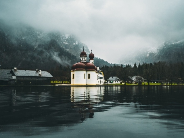 Церковь в городе у озера 