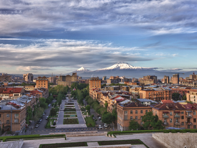 Город Ереван на фоне горы Арарат 