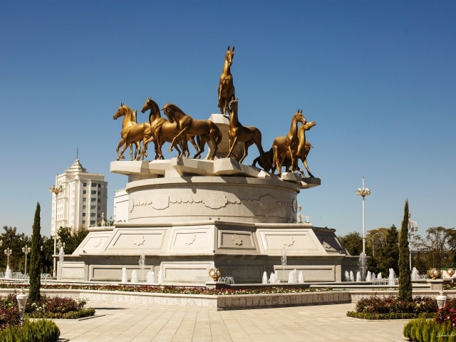 Конная статуя город Ашхабад 