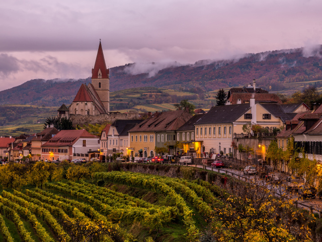 Дома и церковь в городе, Австрия 