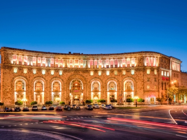 Отель Марриотт вечером город  Ереван 