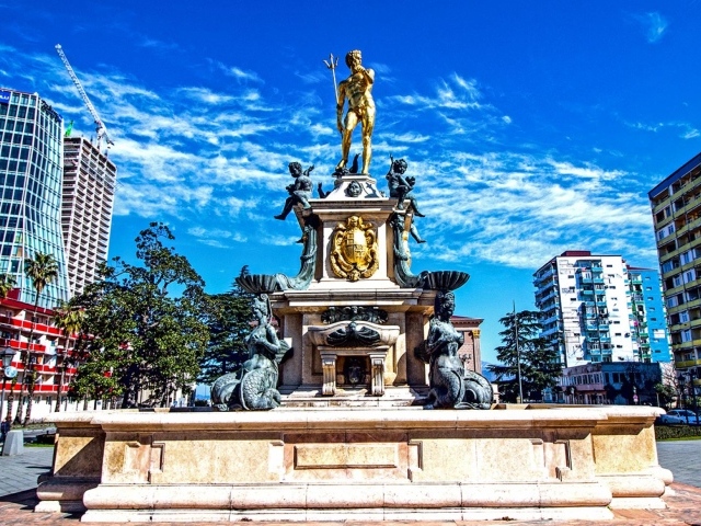 Памятник на проспекте Руставели Батуми 