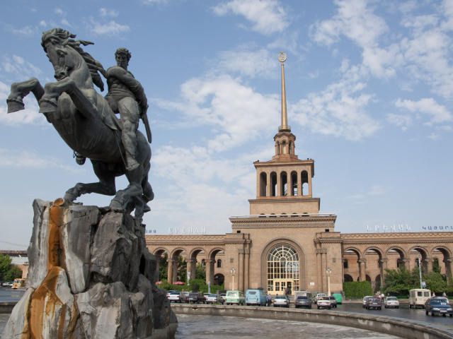 Памятник Давиду у железнодорожного вокзала город Ереван 