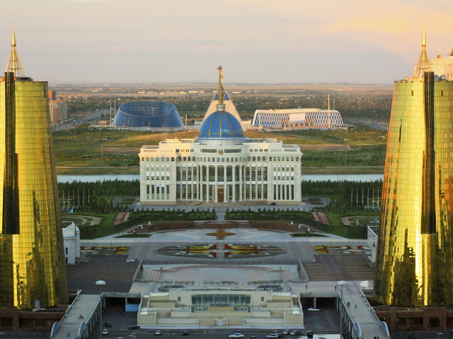 Панорама города Астана со смотровой площадки Байтерека 