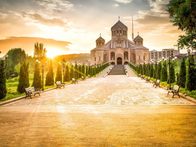 Кафедральный собор Святого Григория Просветителя в лучах солнца 