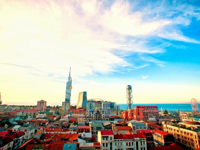 Красивый город Батуми на фоне голубого неба 