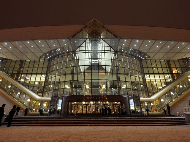 Стеклянный фасад железнодорожного вокзала город Минск  