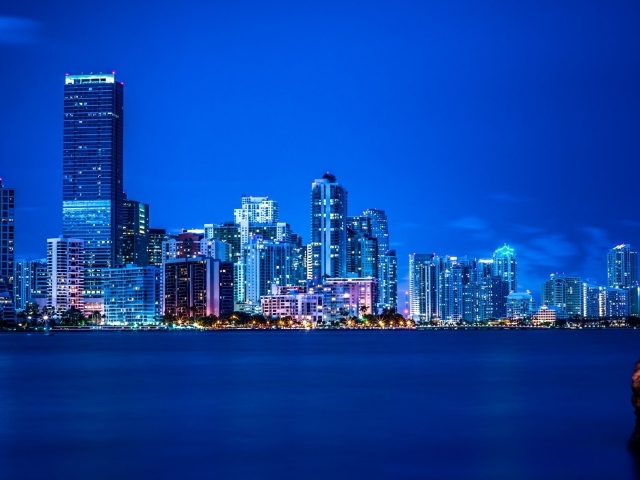 Ночной город Майами на берегу Атлантического океана 