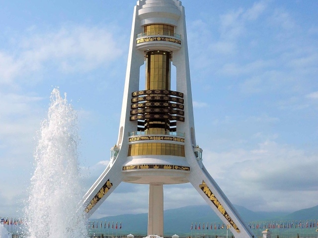 Уч Аяк Башня Свободы город Туркменистан  