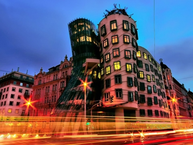 Необычный Танцующий дом,  Прага. Чехия 