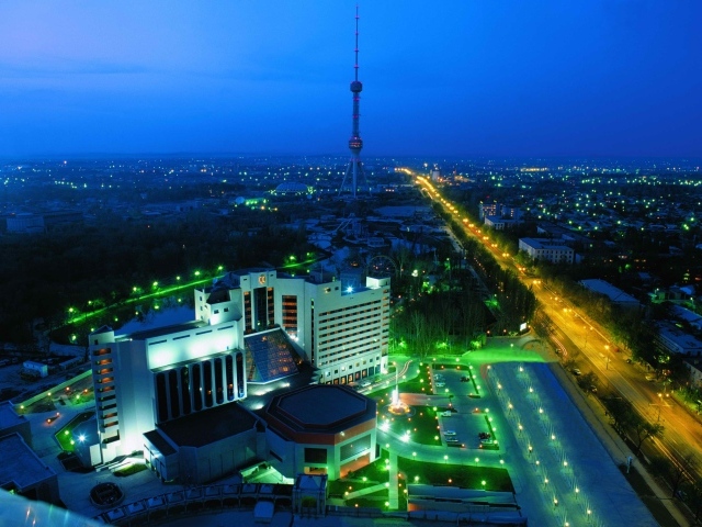 Вид на Ташкент и на ташкентскую телебашню в сумерках 