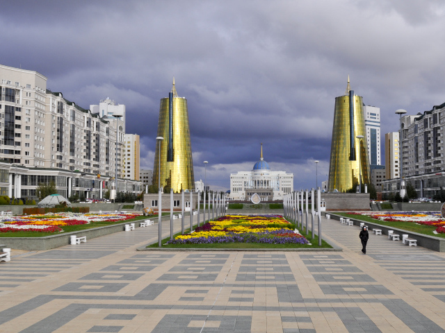 Вид на Водно-зелёный бульвар и две золотые башни город Астана 