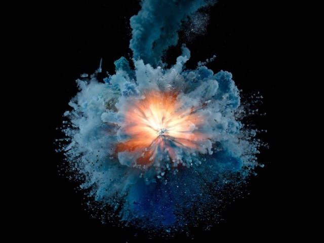 Взрыв с синим дымом на черном фоне 