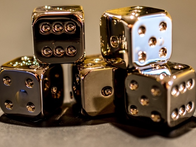 Золотые игральные кости 
