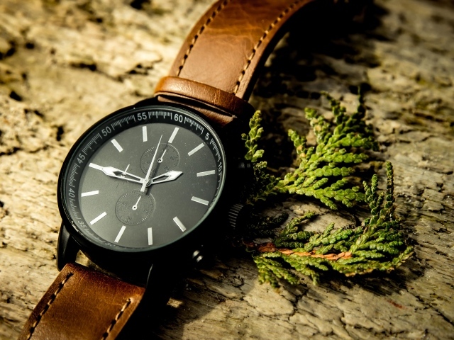 Стильные черные наручные часы с кожаным ремешком 