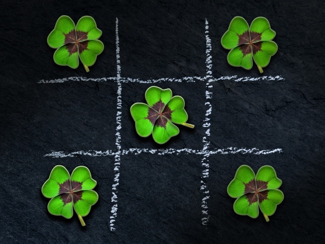 Игра крестики нолики с листьями клевера 