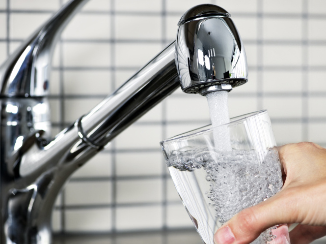 Водопроводный кран со стаканом воды