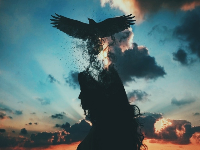 Черная птица вылетает из головы девушки