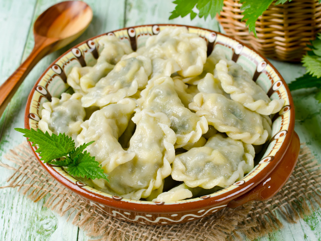Аппетитные вареники на тарелке с ложкой 