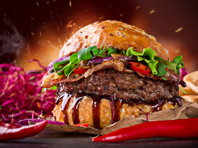 Аппетитный гамбургер с зеленью и острым перцем 