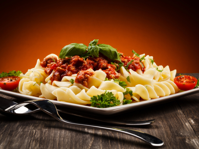 Аппетитная паста с соусом и базиликом 