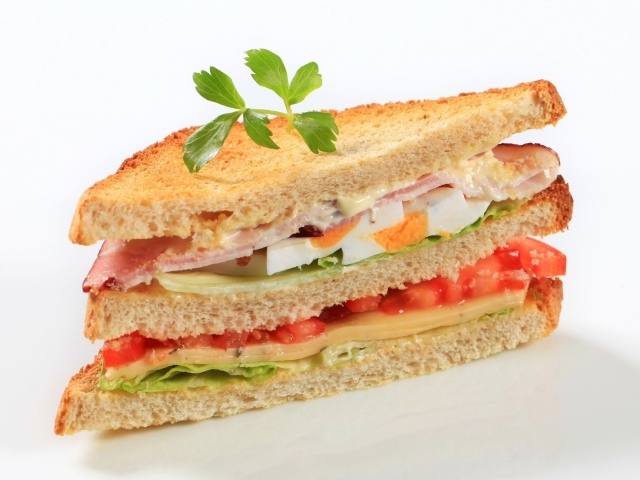Аппетитный сэндвич с овощами на белом фоне