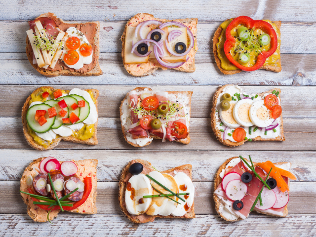 Аппетитные бутерброды на деревянном столе вид сверху