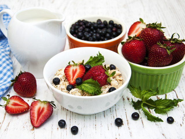 Ягоды клубники и черники на завтрак с овсяными хлопьями